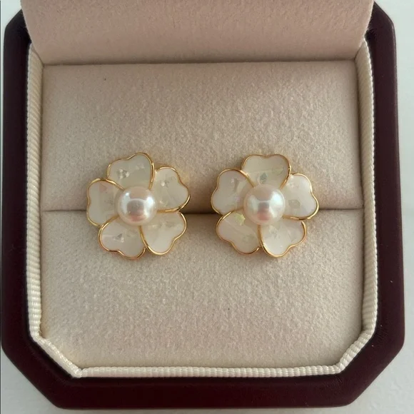 Elegant White and Gold Flower Earrings - Picture 1 of 7